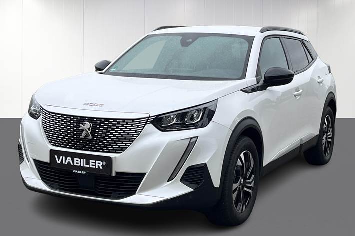 Hvid Peugeot e-2008 fra 2023 set udefra