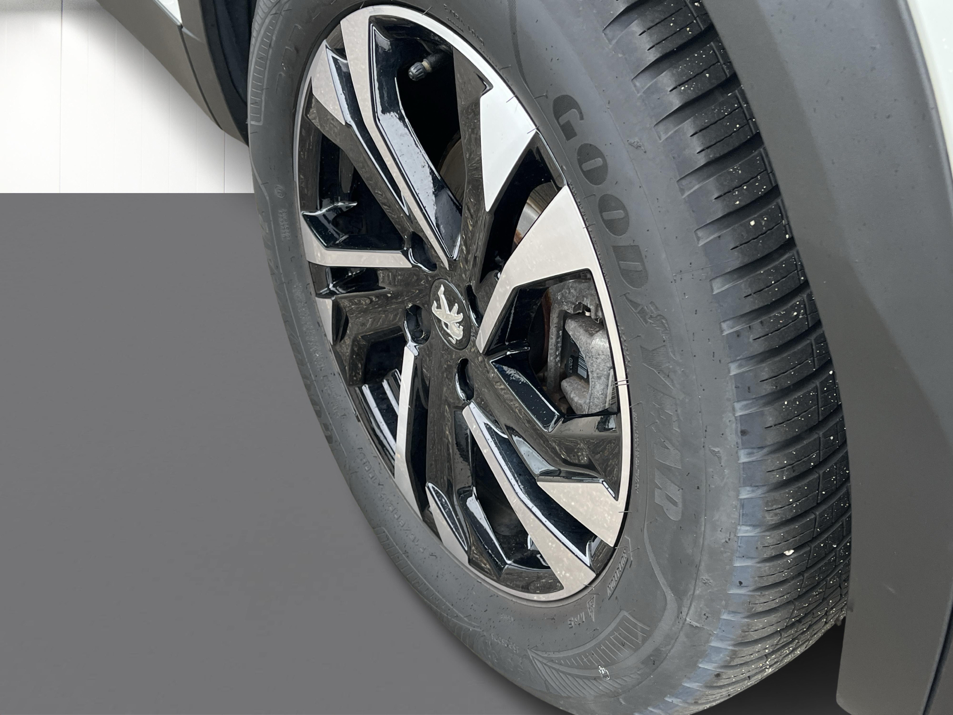 Hvid Peugeot e-2008 fra 2023