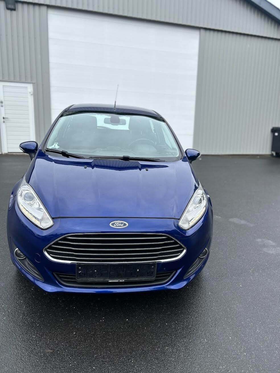 Blå Ford Fiesta fra 2014