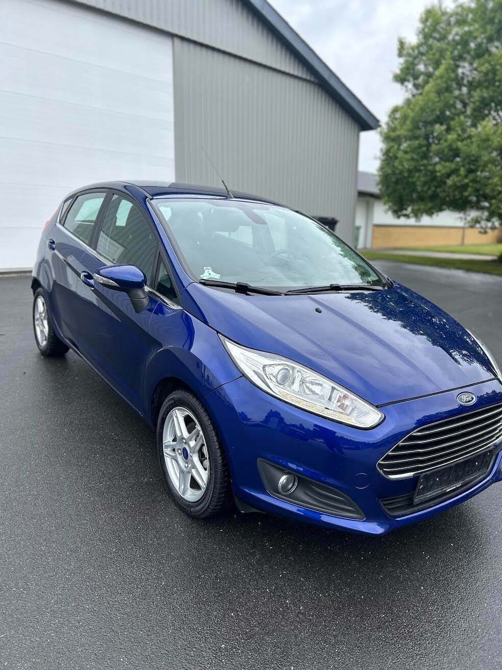 Blå Ford Fiesta fra 2014