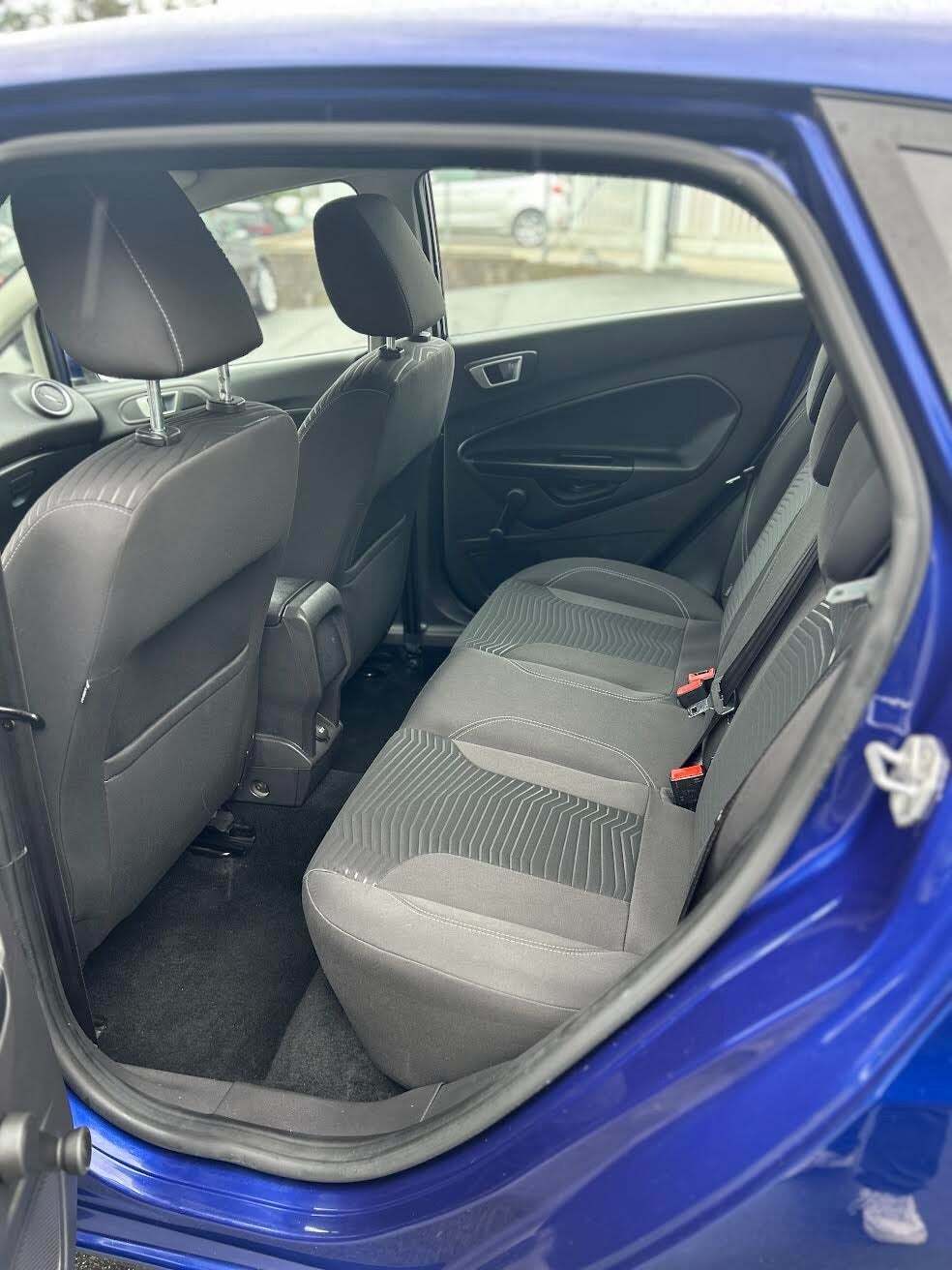 Blå Ford Fiesta fra 2014