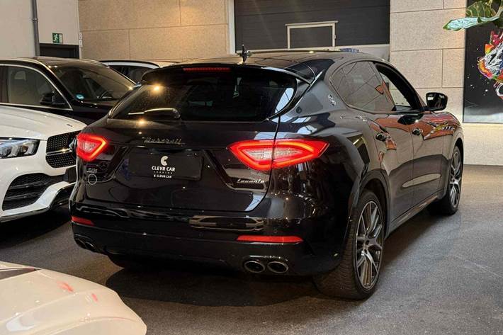 Sort Maserati Levante fra 2018