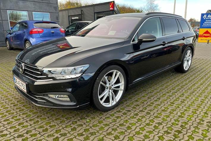 Sort VW Passat fra 2020 set udefra