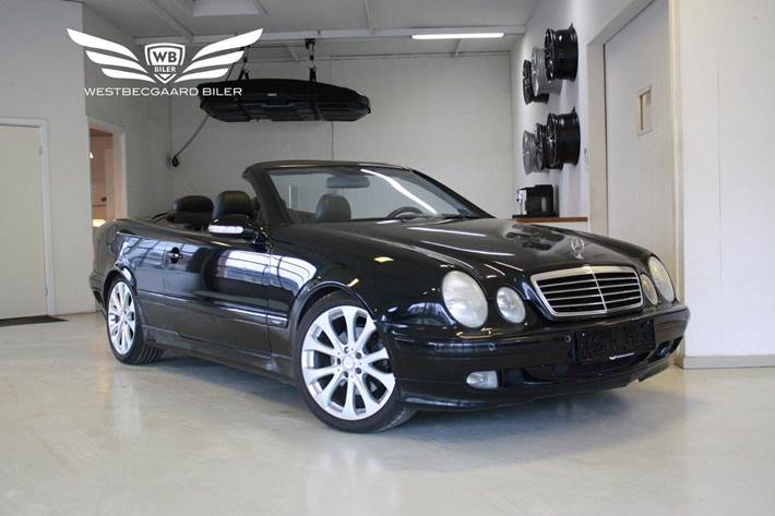 Sort Mercedes CLK230 fra 2000 set udefra