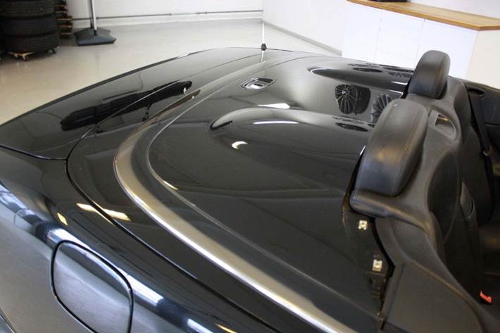 Sort Mercedes CLK230 fra 2000 set udefra