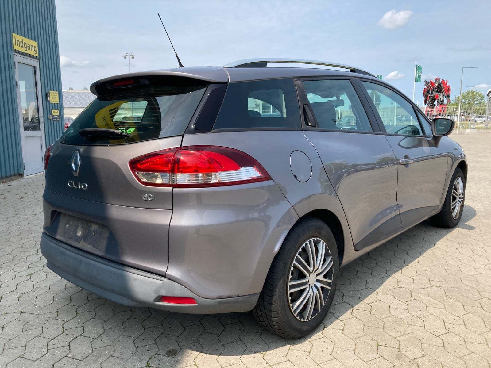 Grå Renault Clio IV fra 2013