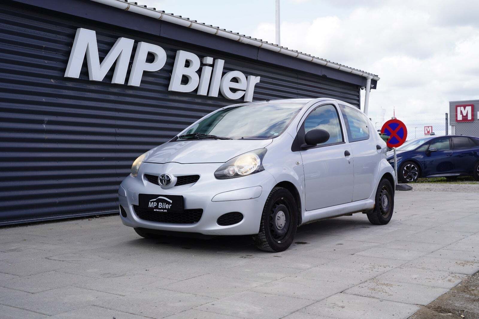 Sølv Toyota Aygo fra 2009 set udefra