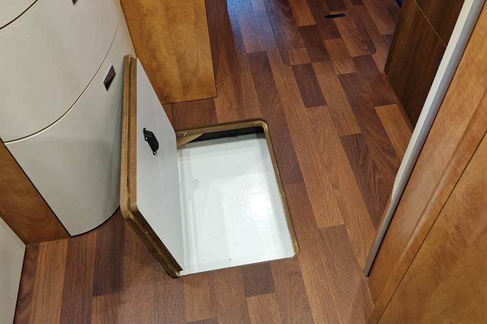 Beige Carthago C-Tourer I143 fra 2016