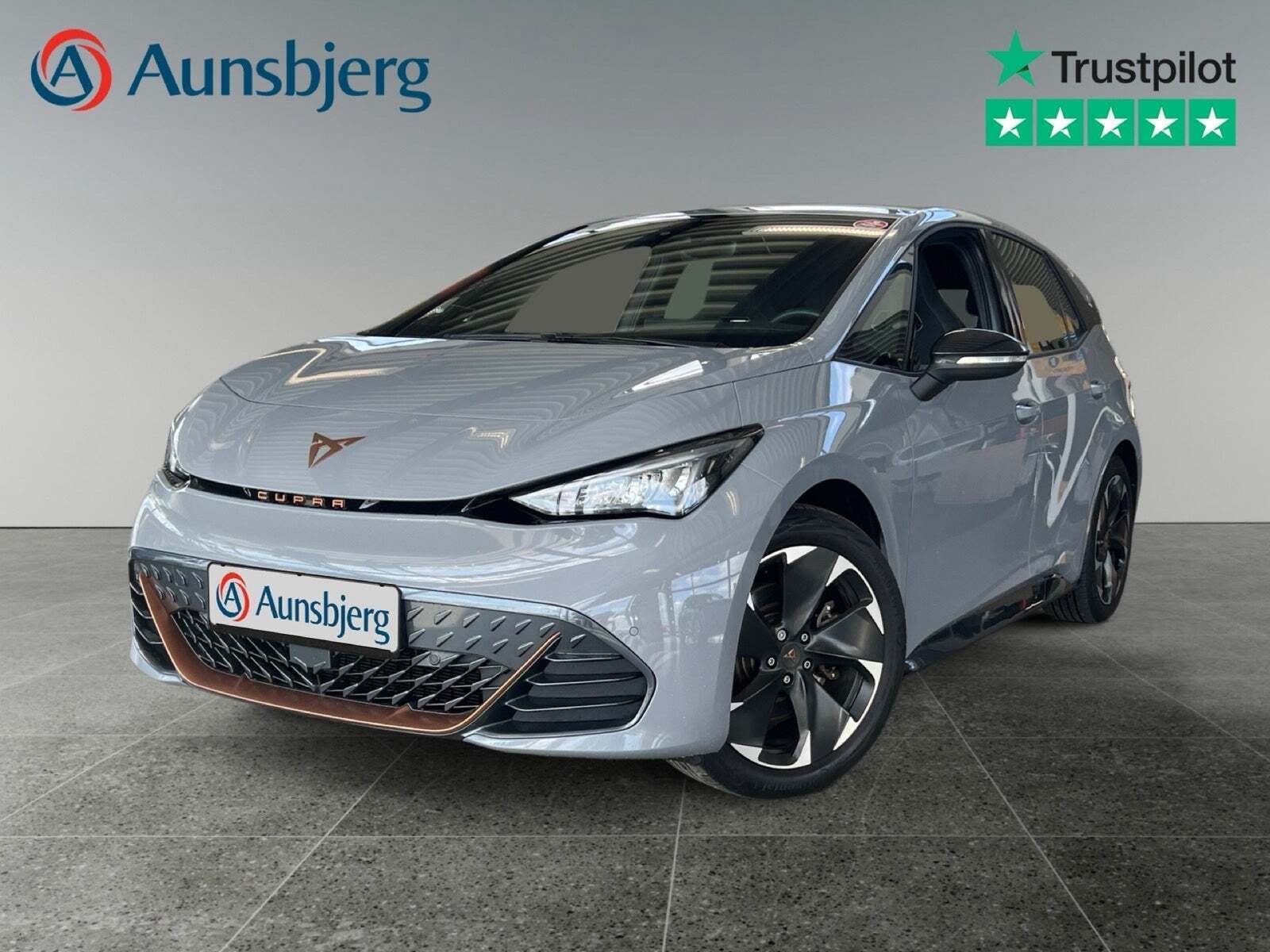 Grå Cupra Born fra 2023 set udefra