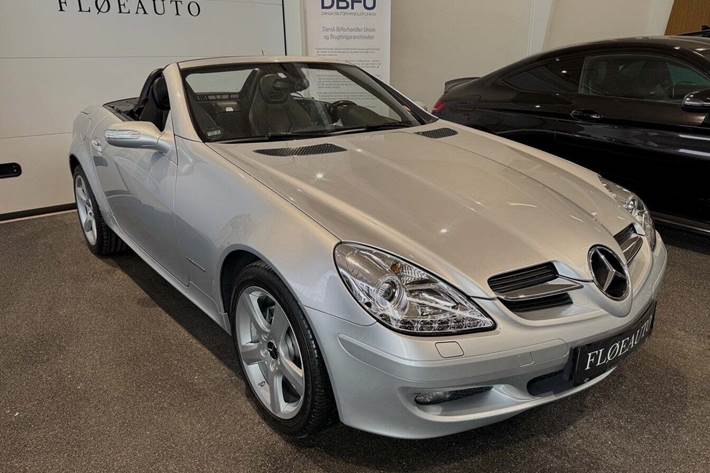 Sølv Mercedes SLK200 fra 2004 set udefra