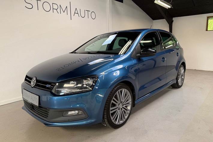 Blå VW Polo fra 2015 set udefra
