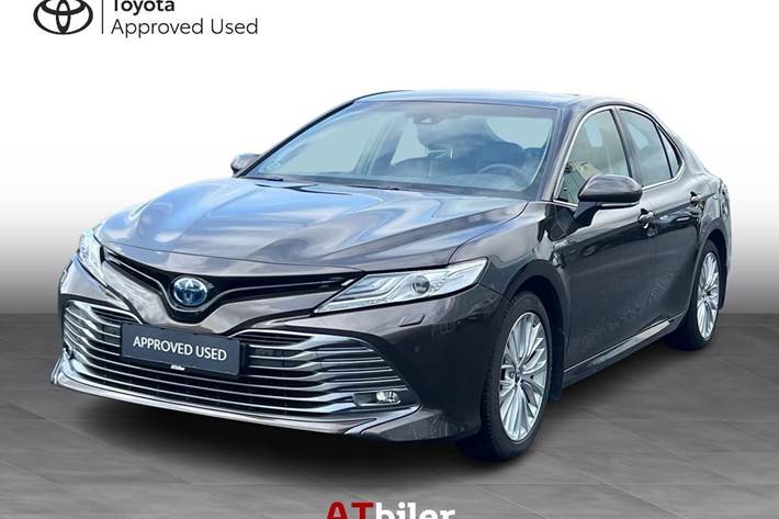 Bronze Toyota Camry fra 2019 set udefra