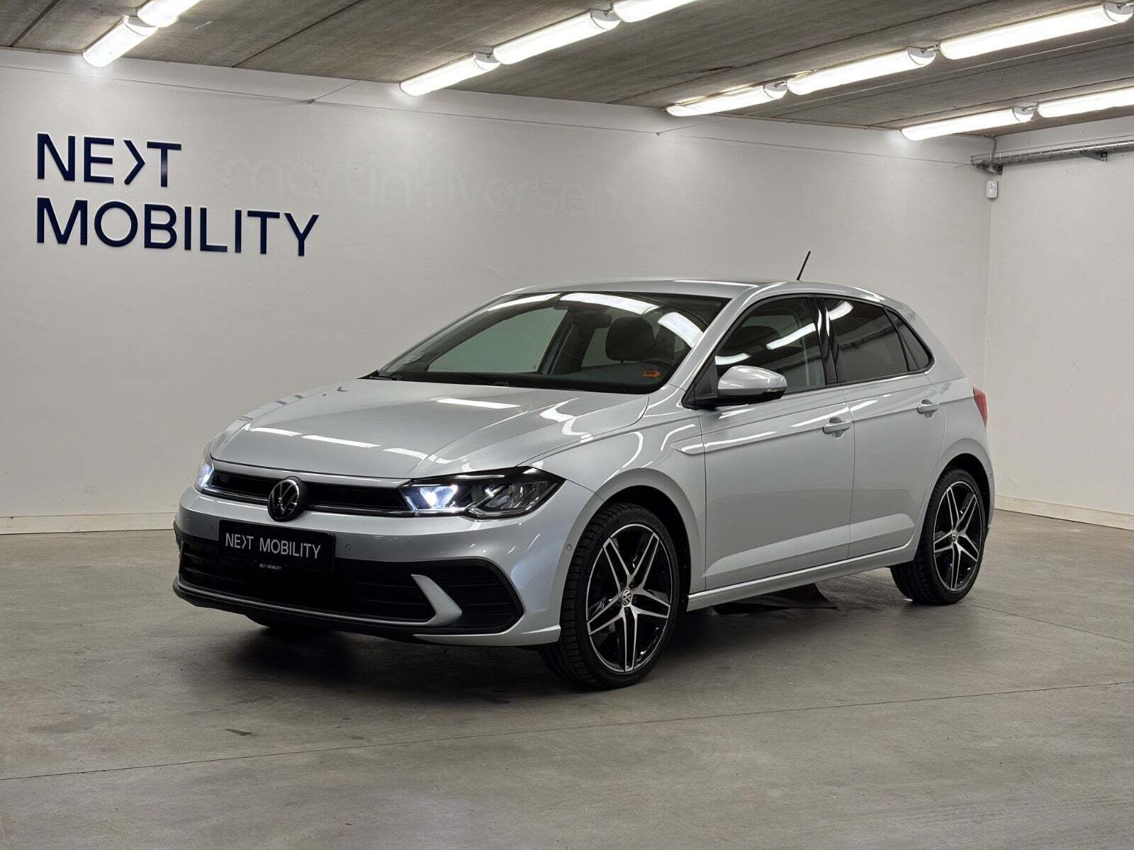 Sølv VW Polo fra 2022 set udefra