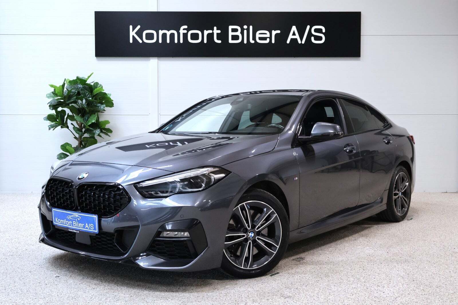Grå BMW 220d fra 2021 set udefra
