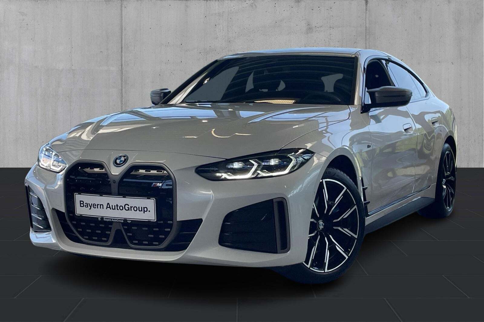 Hvid BMW i4 fra 2024 set udefra