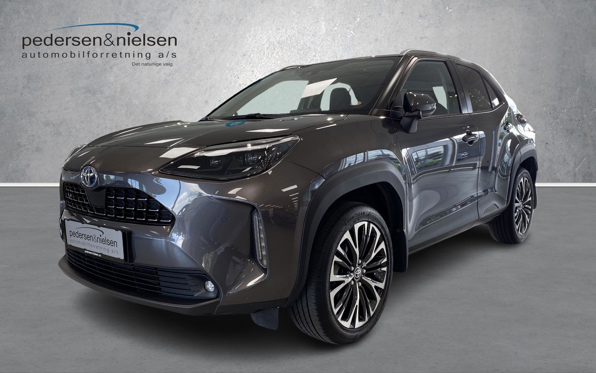 Grå Toyota Yaris Cross fra 2022 set udefra