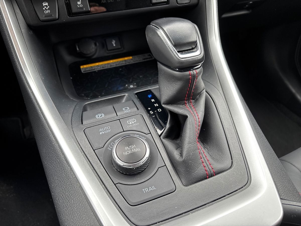 Sort Toyota RAV4 Plug-in fra 2021