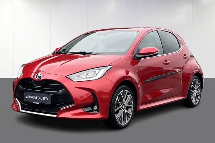 Rød Toyota Yaris fra 2022 set udefra