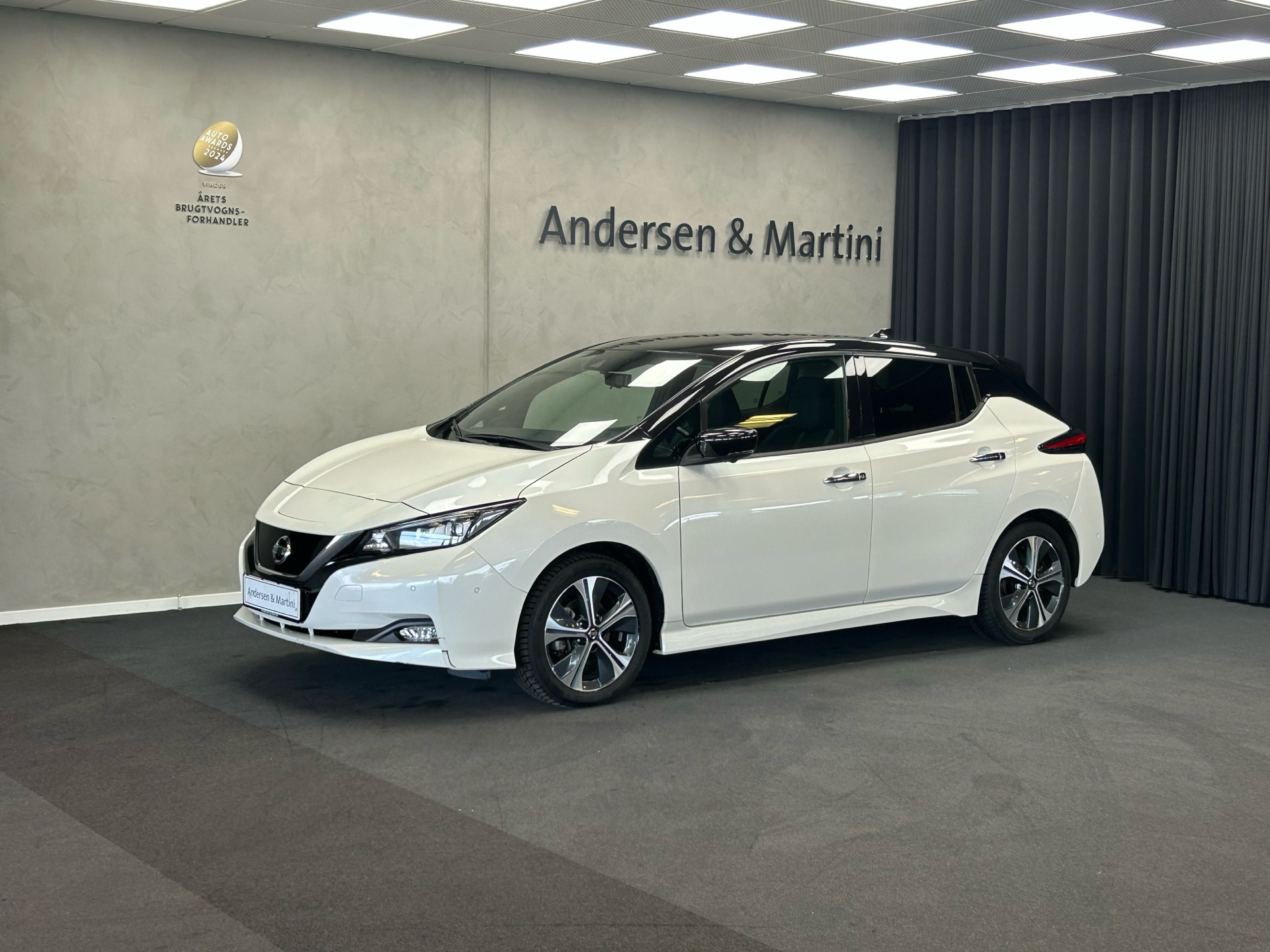 Hvid Nissan Leaf fra 2022 set udefra