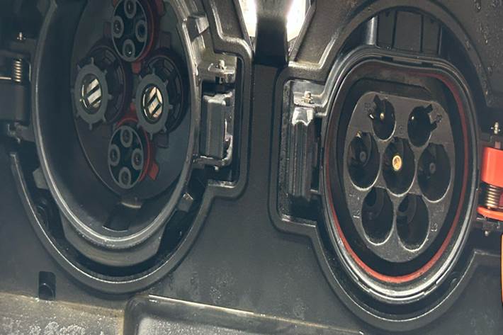 Hvid Nissan Leaf fra 2022 set udefra