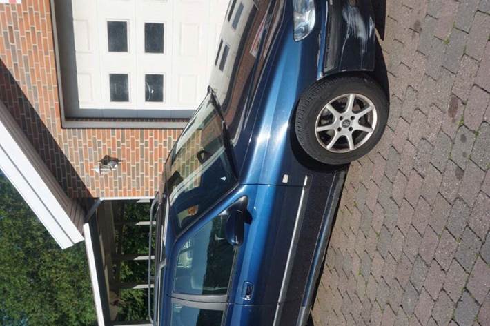 Blå Peugeot 406 fra 2000