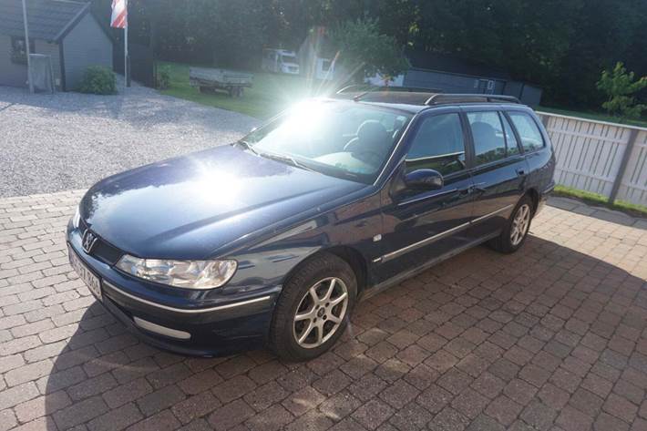 Blå Peugeot 406 fra 2000