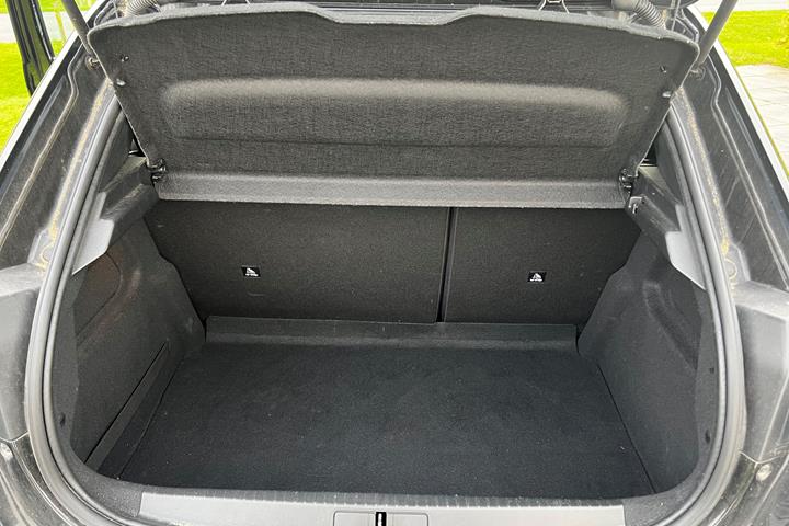 Sort Peugeot 208 fra 2020
