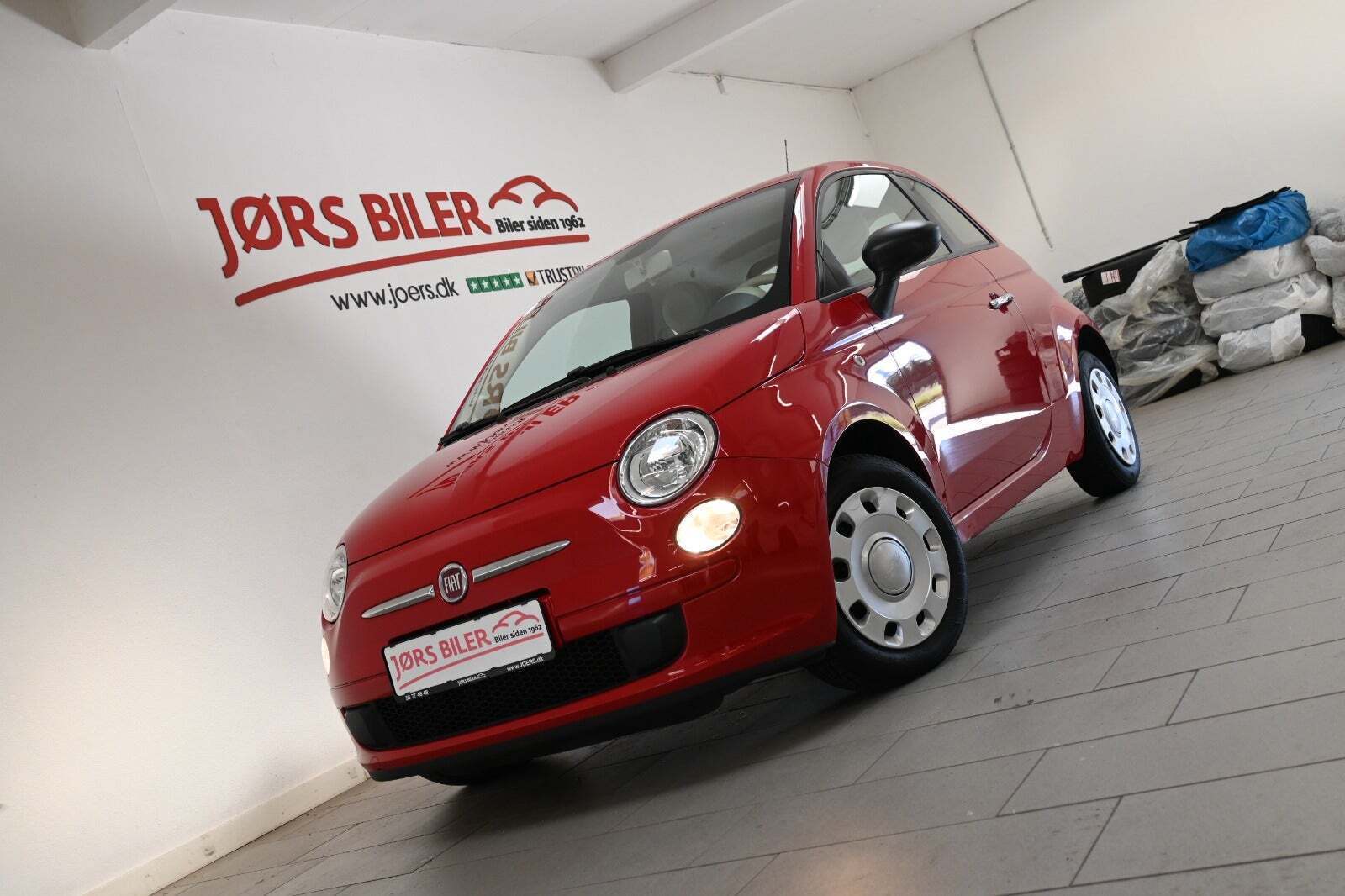 Rød Fiat 500 fra 2012 set udefra