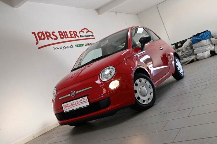 Rød Fiat 500 fra 2012 set udefra