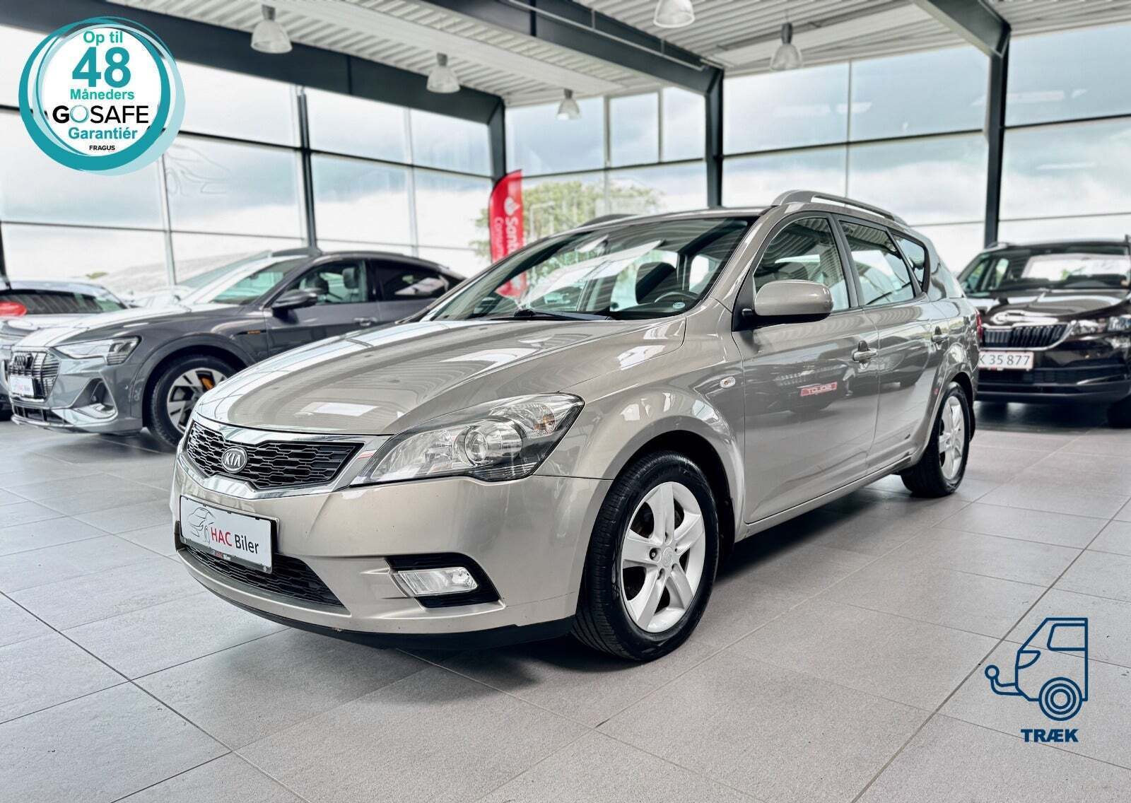 Beige Kia Ceed fra 2011 set udefra