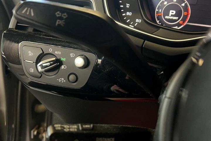 Grå Audi A4 fra 2017