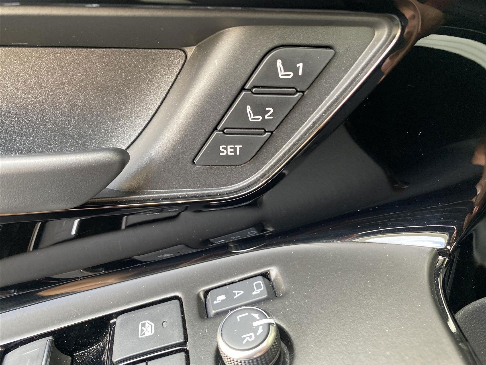 Hvid Toyota BZ4X fra 2024