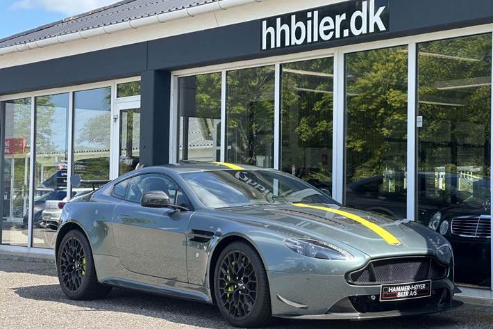 Gul Aston Martin V12 Vantage S fra 2017 set udefra