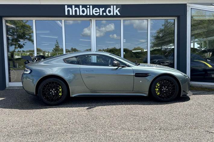 Gul Aston Martin V12 Vantage S fra 2017 set udefra