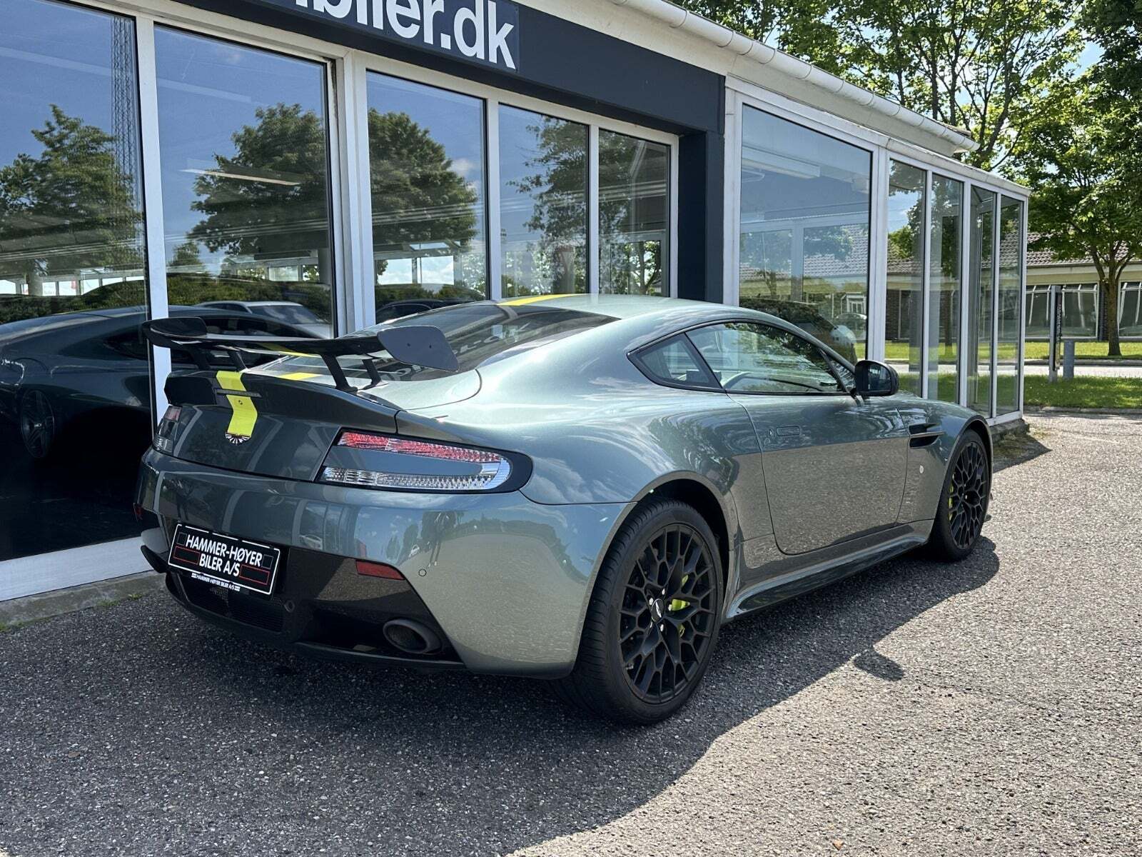 Gul Aston Martin V12 Vantage S fra 2017 set udefra