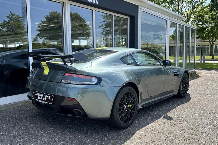 Gul Aston Martin V12 Vantage S fra 2017 set udefra