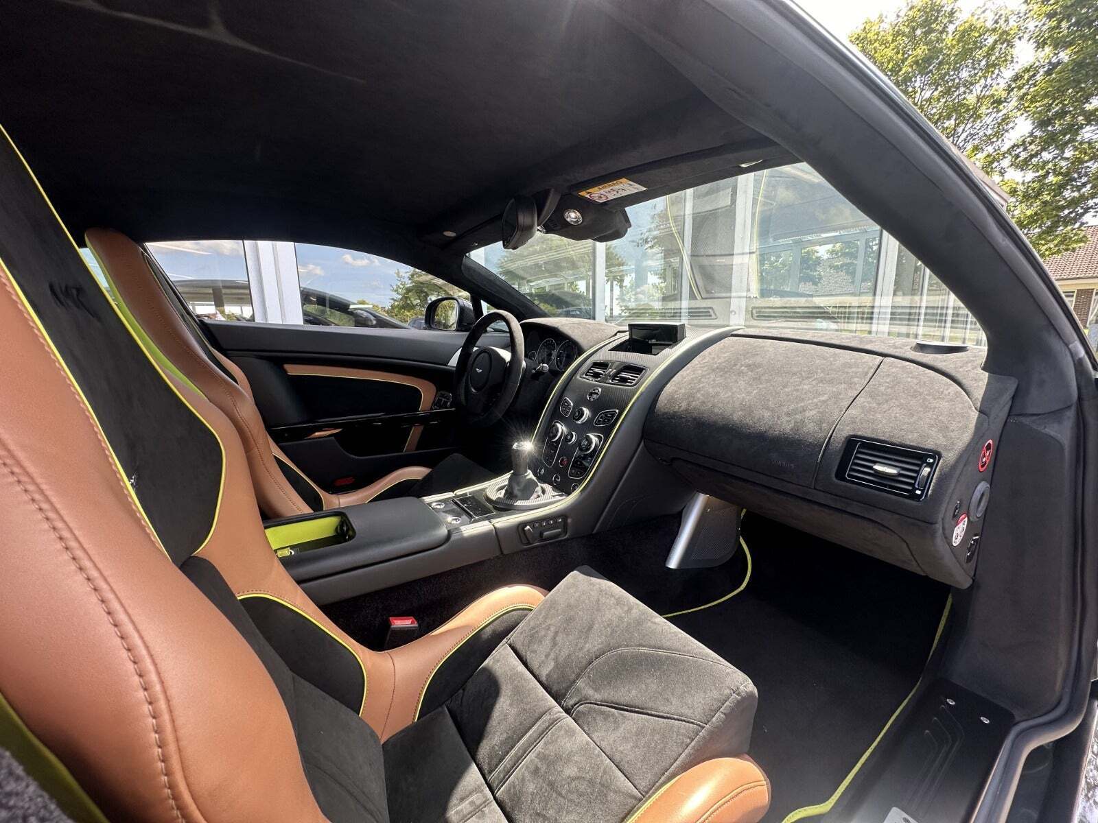 Gul Aston Martin V12 Vantage S fra 2017 set indefra