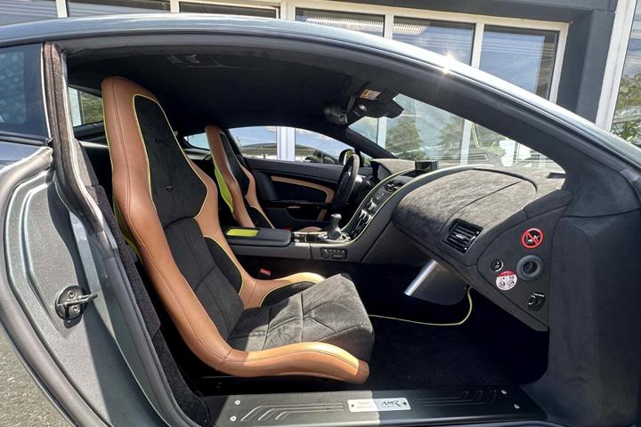 Gul Aston Martin V12 Vantage S fra 2017 set indefra
