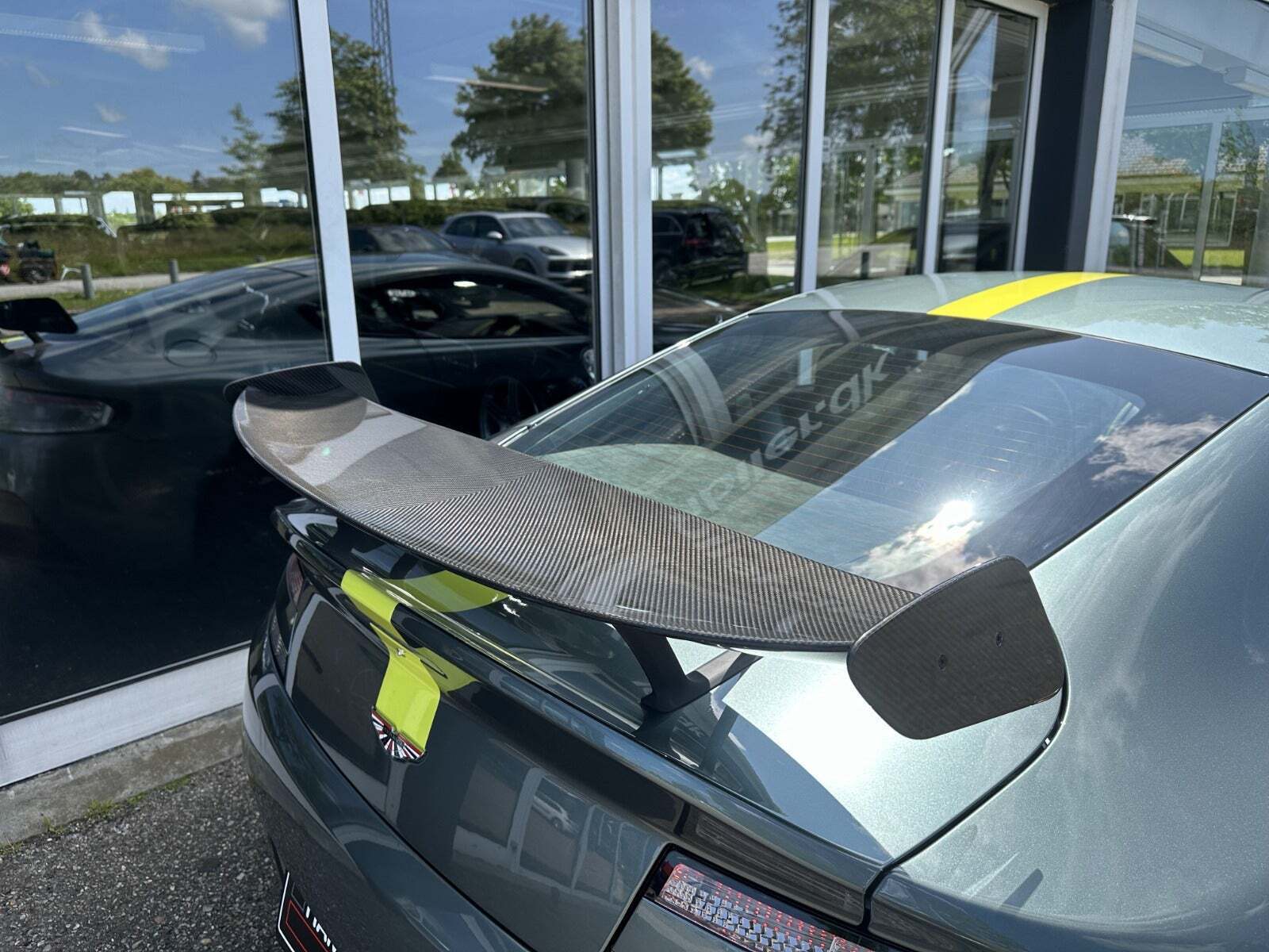 Gul Aston Martin V12 Vantage S fra 2017 set udefra
