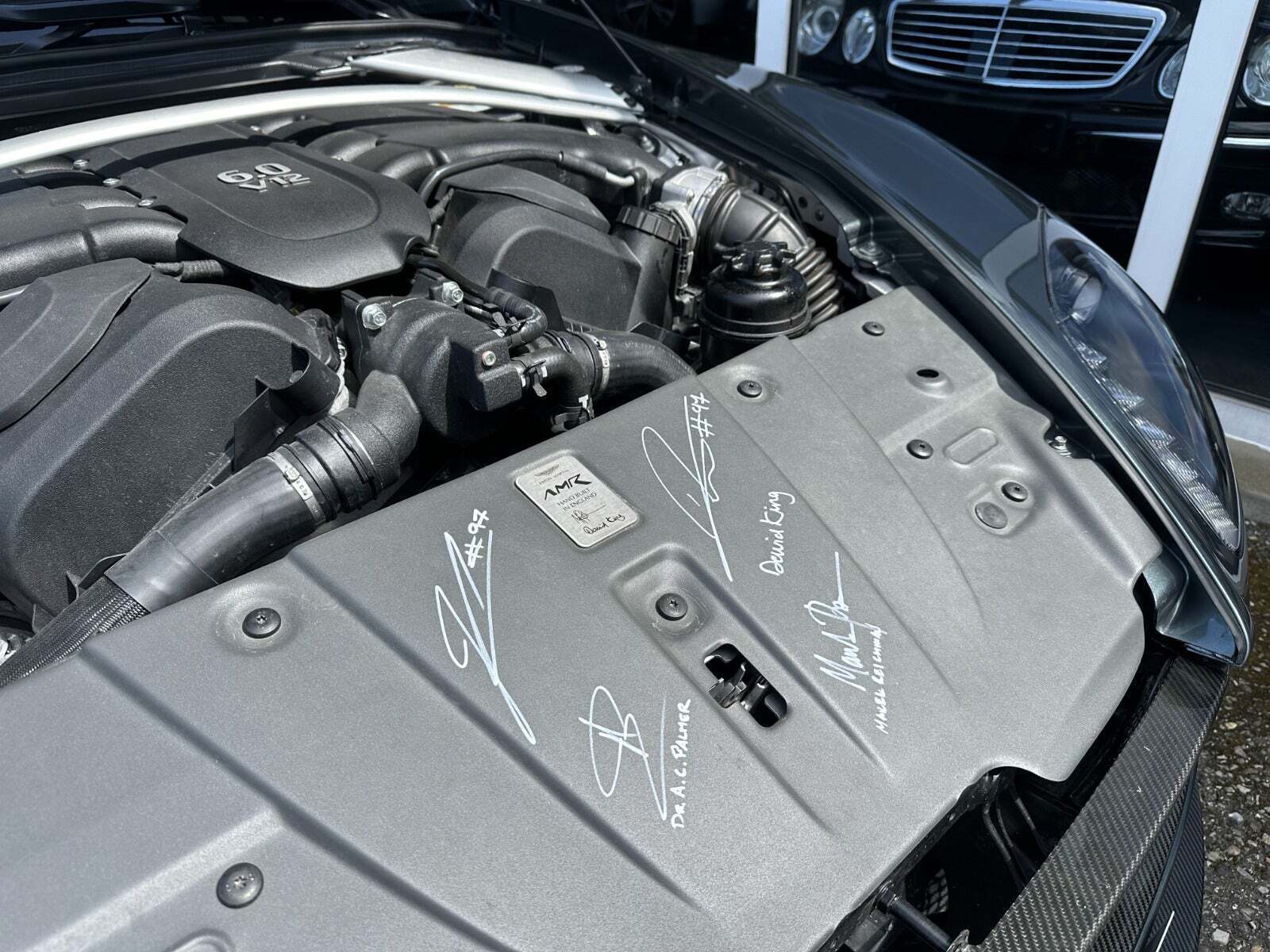 Gul Aston Martin V12 Vantage S fra 2017 set udefra