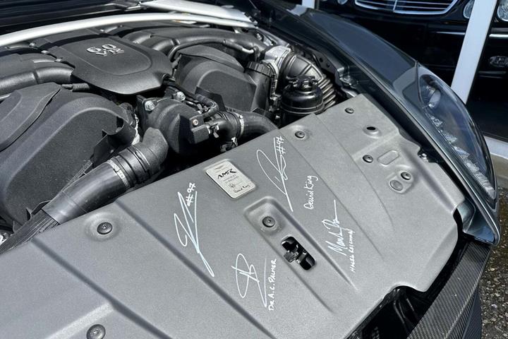 Gul Aston Martin V12 Vantage S fra 2017 set udefra