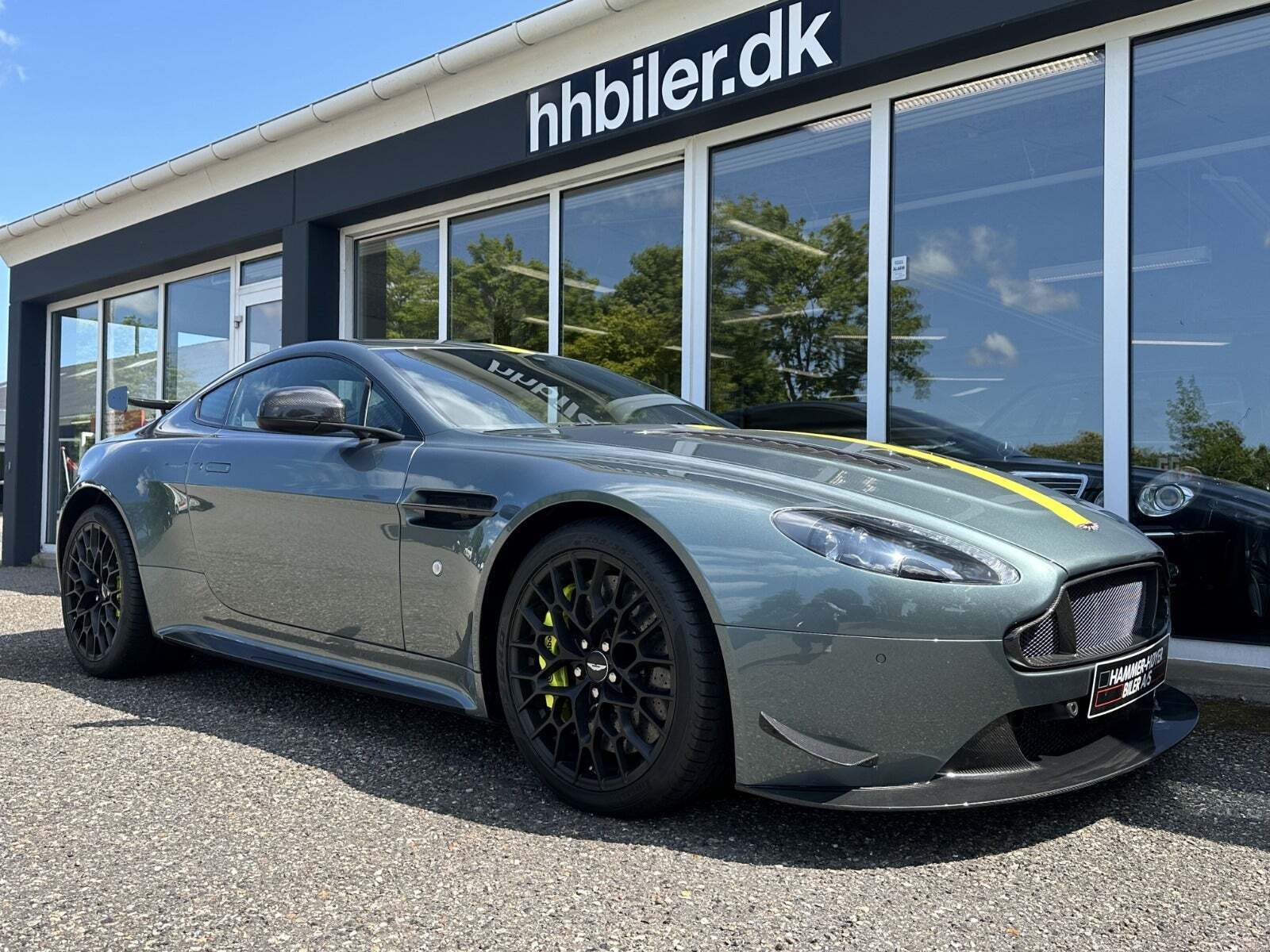 Gul Aston Martin V12 Vantage S fra 2017 set udefra
