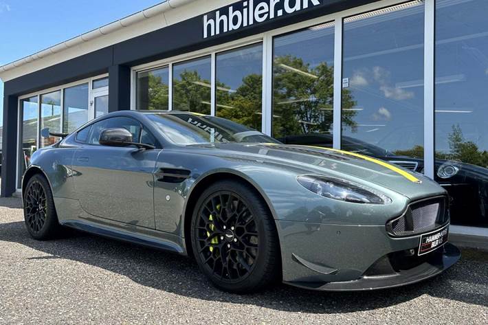 Gul Aston Martin V12 Vantage S fra 2017 set udefra