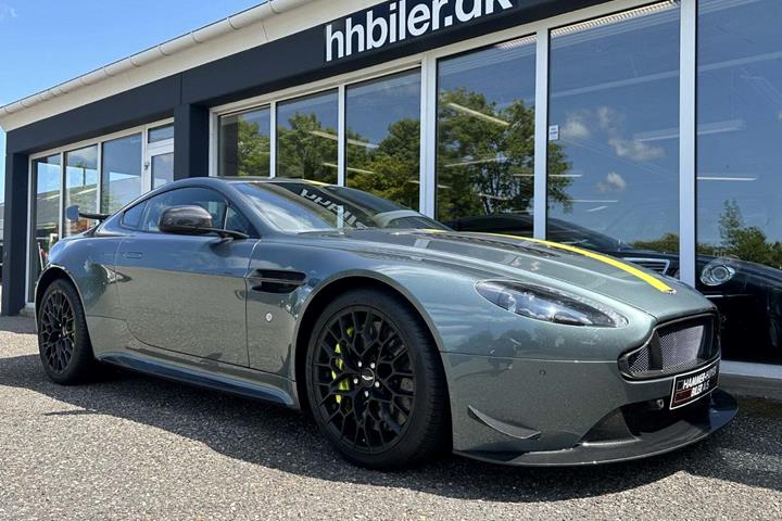 Gul Aston Martin V12 Vantage S fra 2017 set udefra