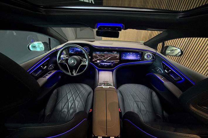 Grå Mercedes EQS580 fra 2023