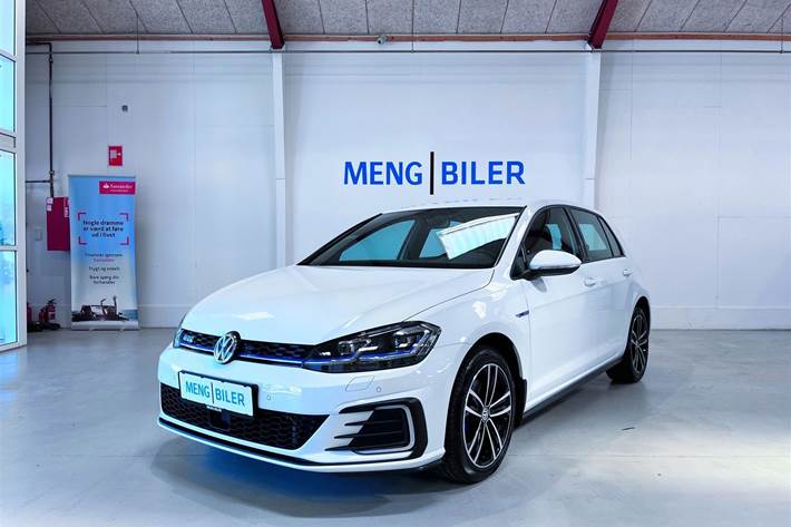 Hvid VW Golf fra 2020 set udefra