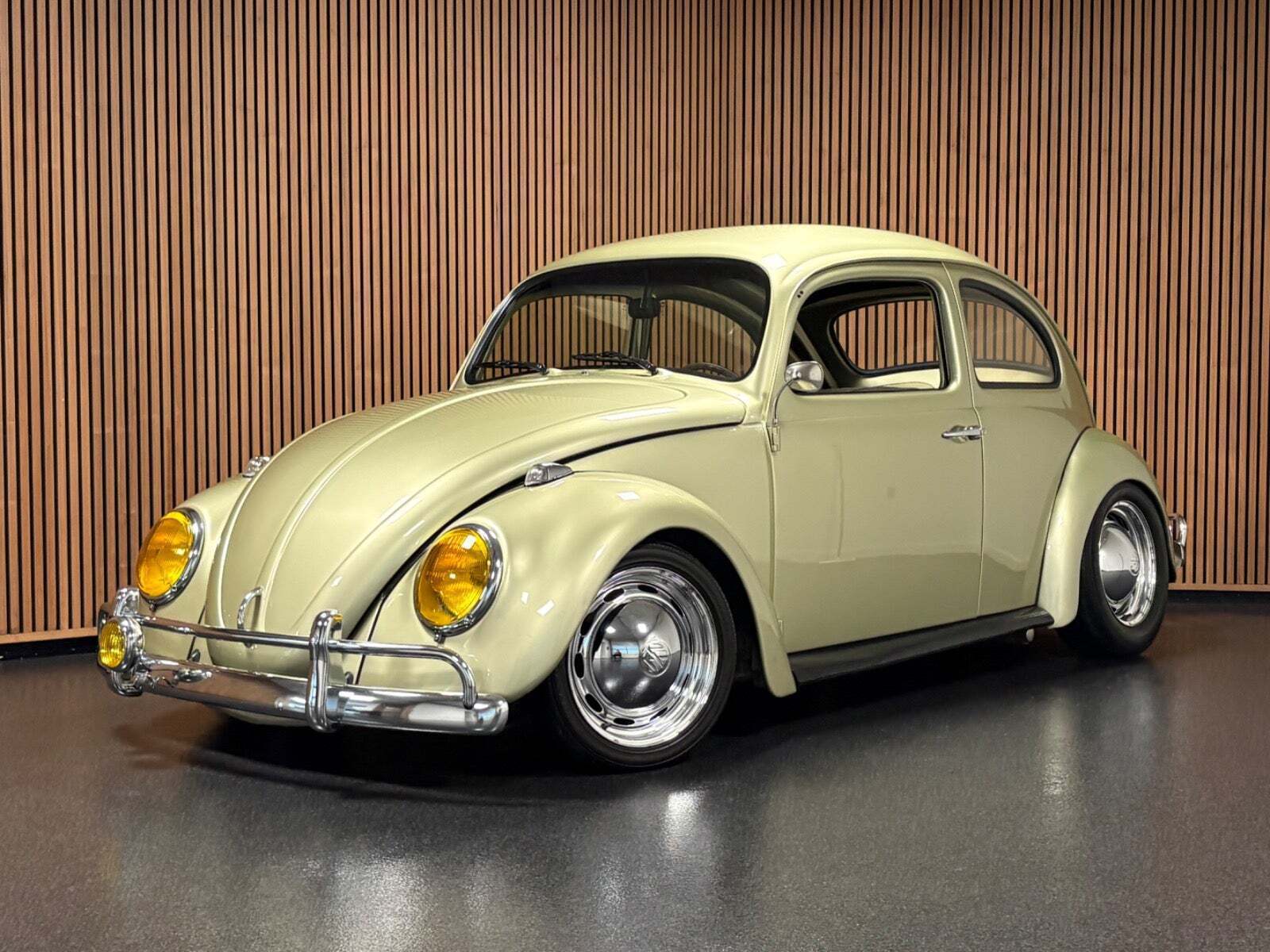 Gul VW 1200 fra 1964 set udefra