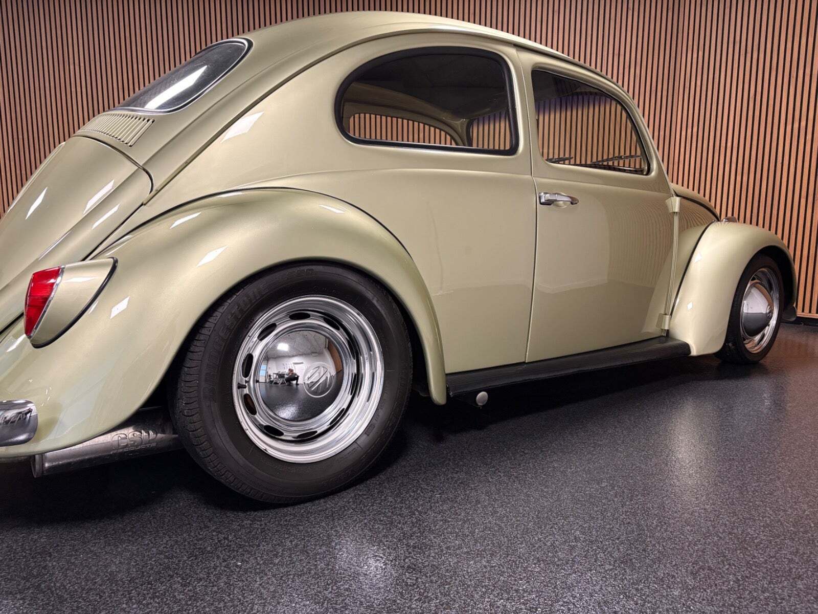 Gul VW 1200 fra 1964 set udefra