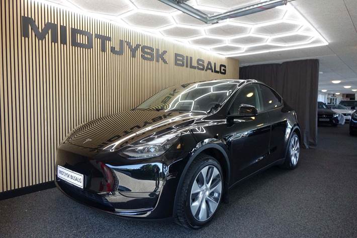 Sort Tesla Model Y fra 2024