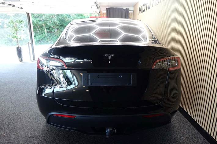 Sort Tesla Model Y fra 2024